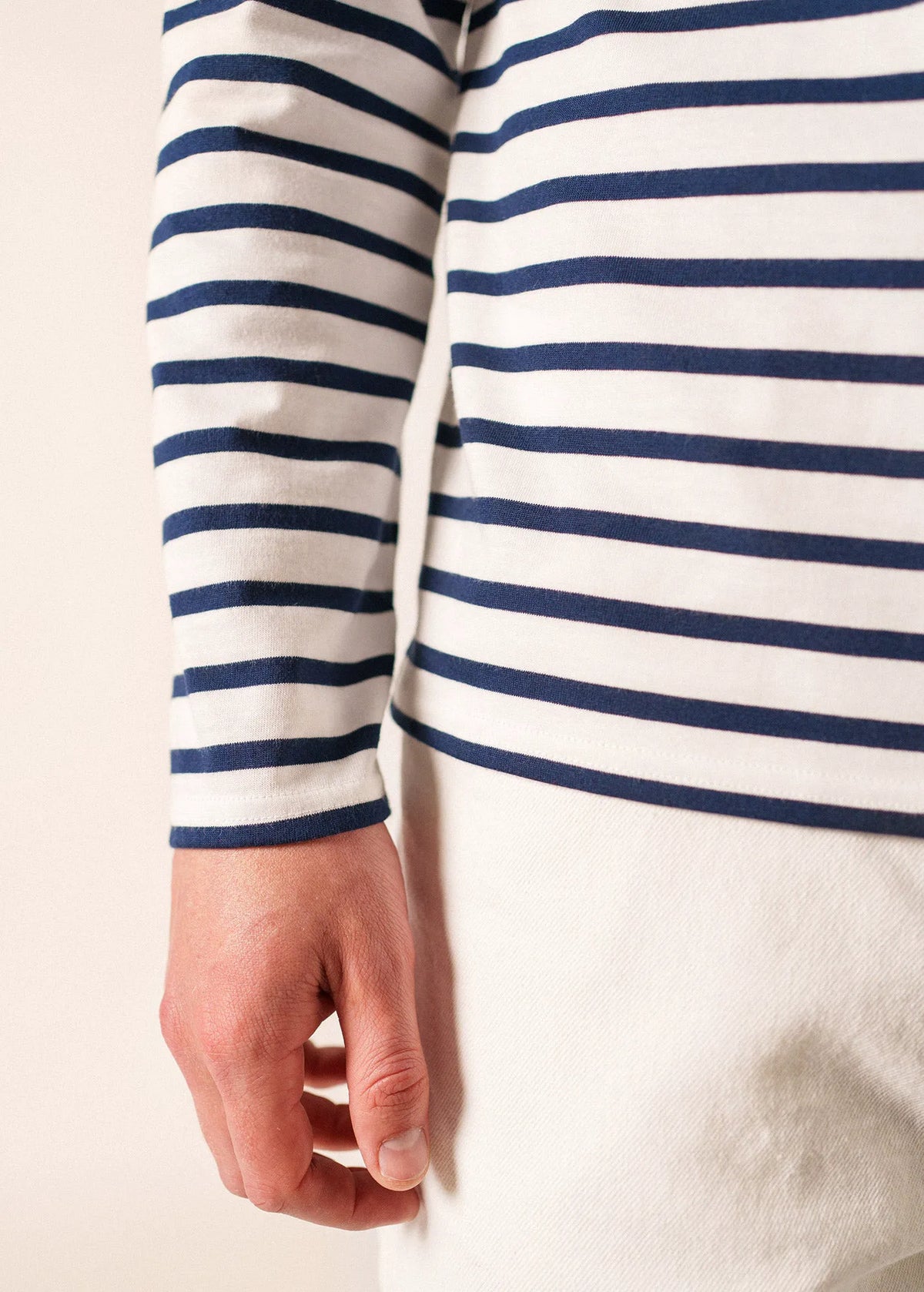 WHITE / NAVY