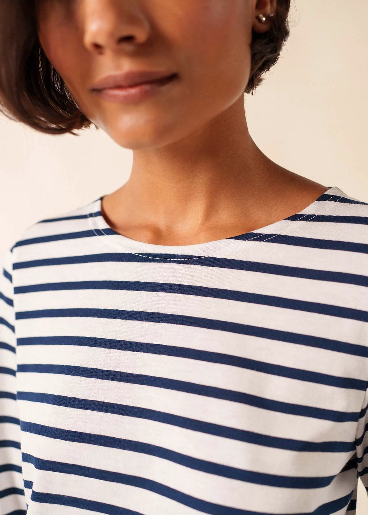 WHITE / NAVY