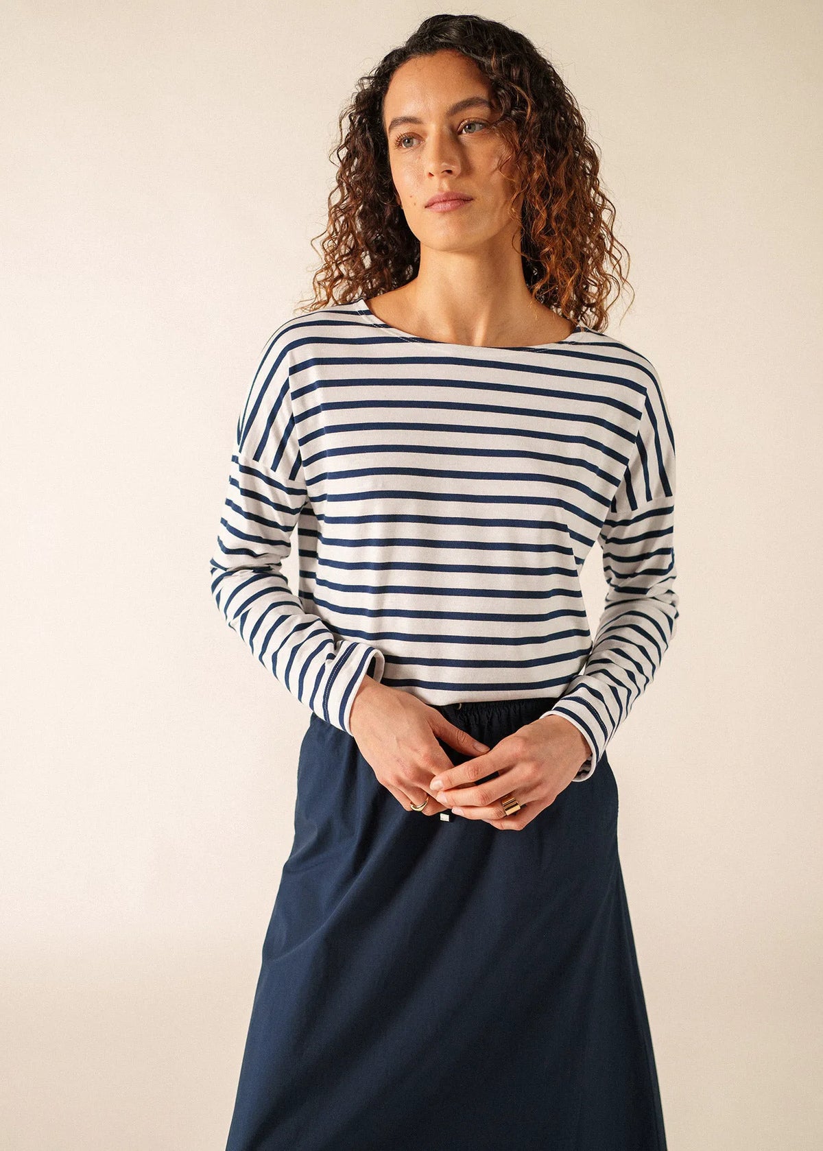 WHITE / NAVY