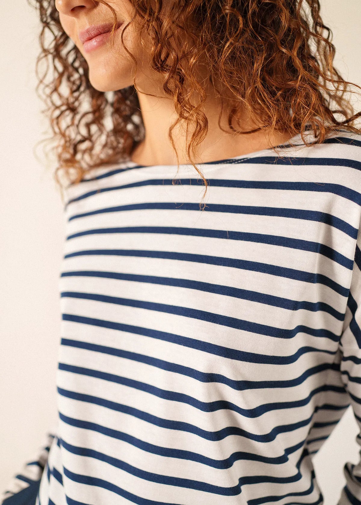 WHITE / NAVY