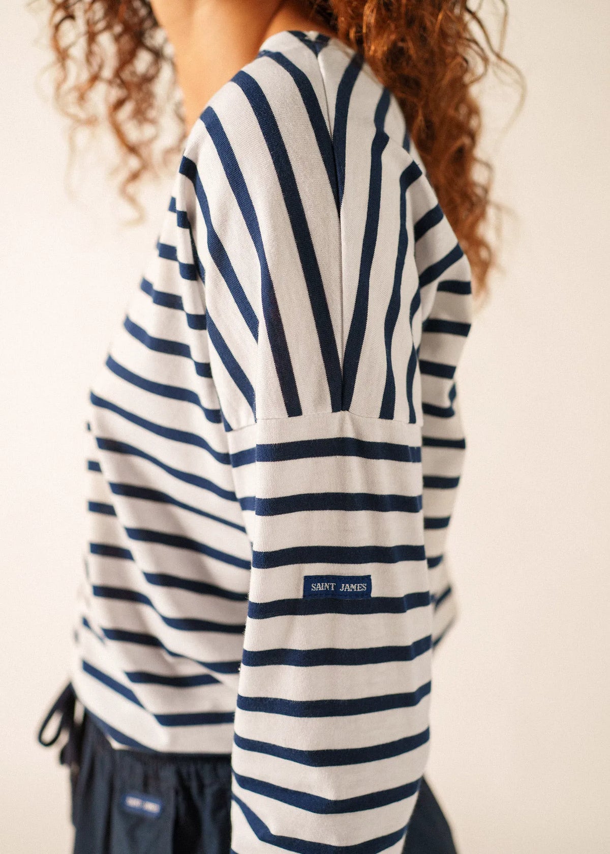 WHITE / NAVY