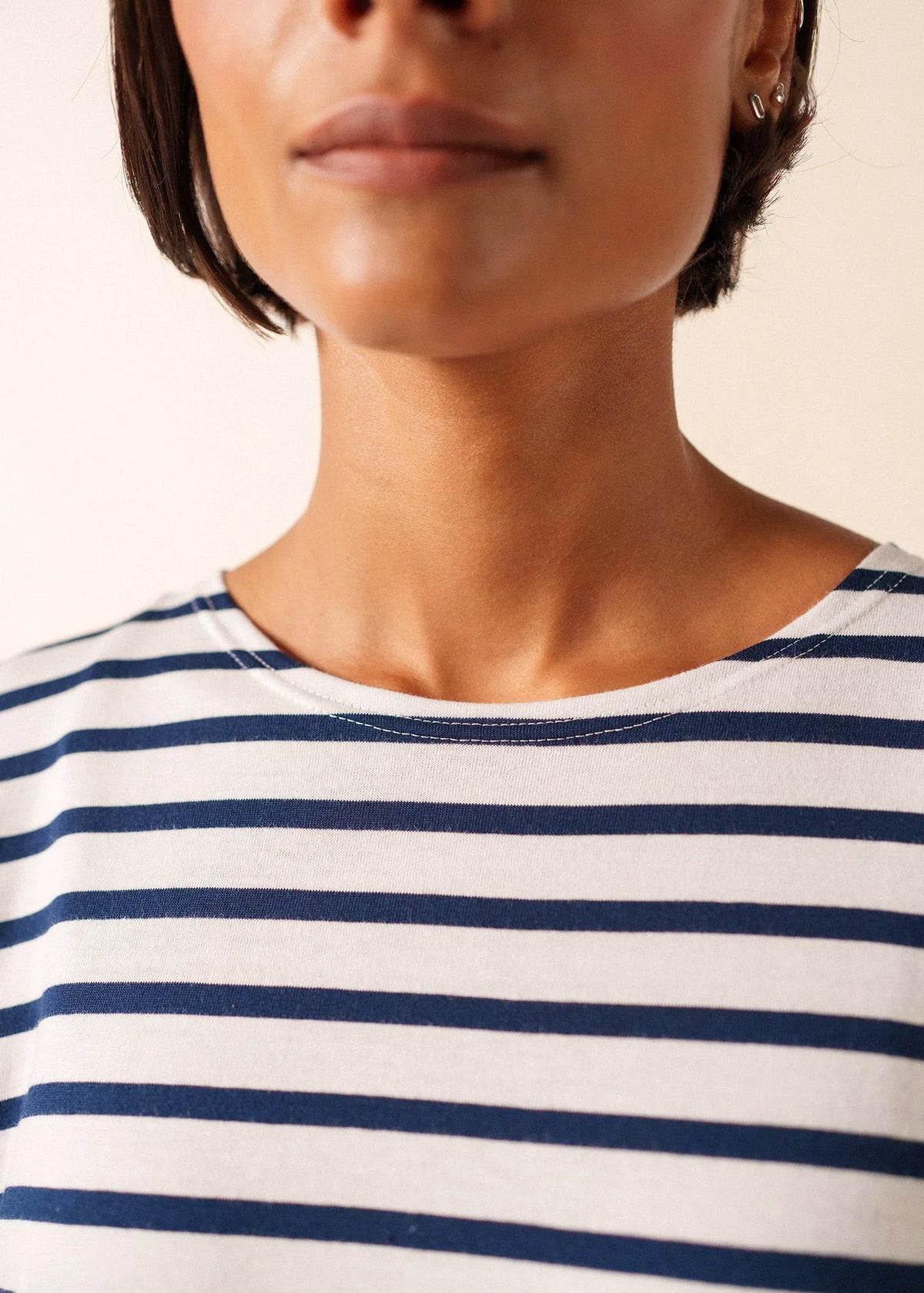 WHITE / NAVY