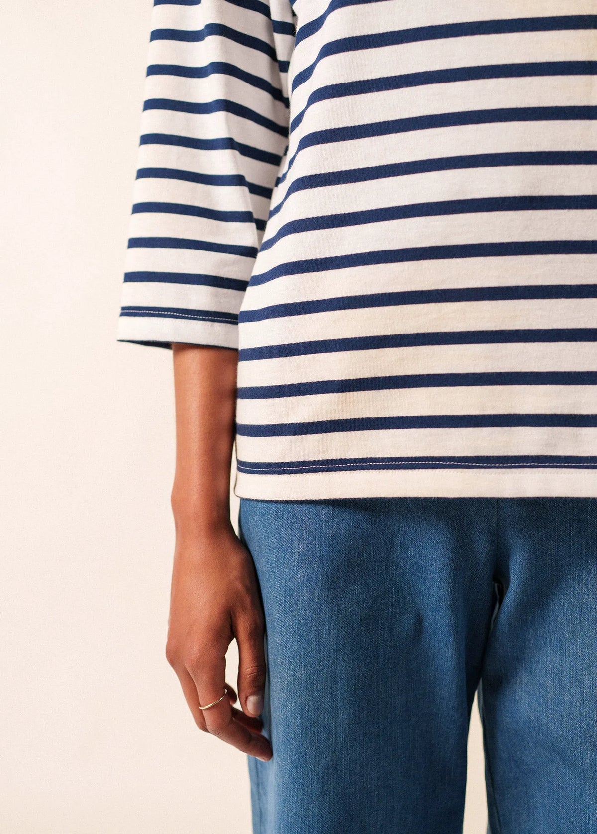 WHITE / NAVY