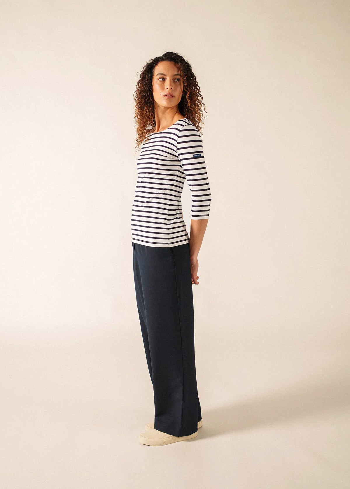 WHITE / NAVY