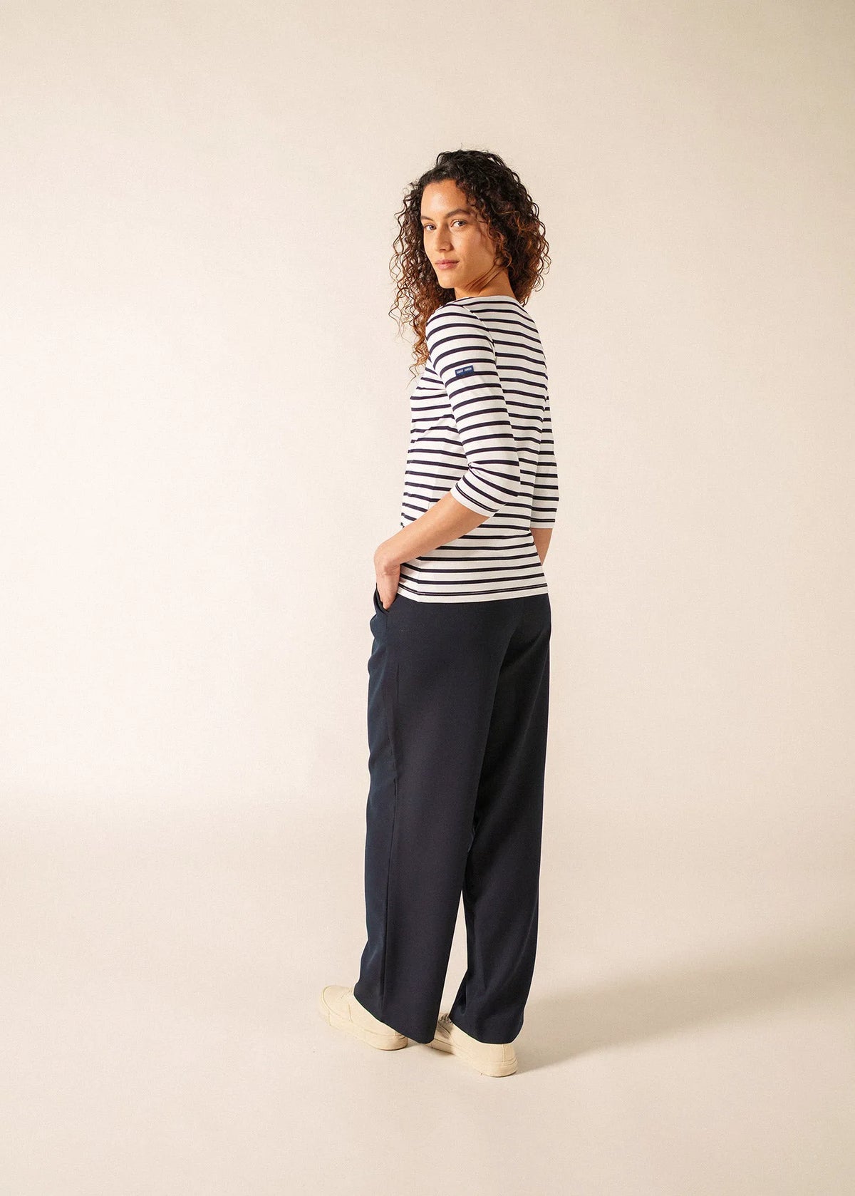 WHITE / NAVY