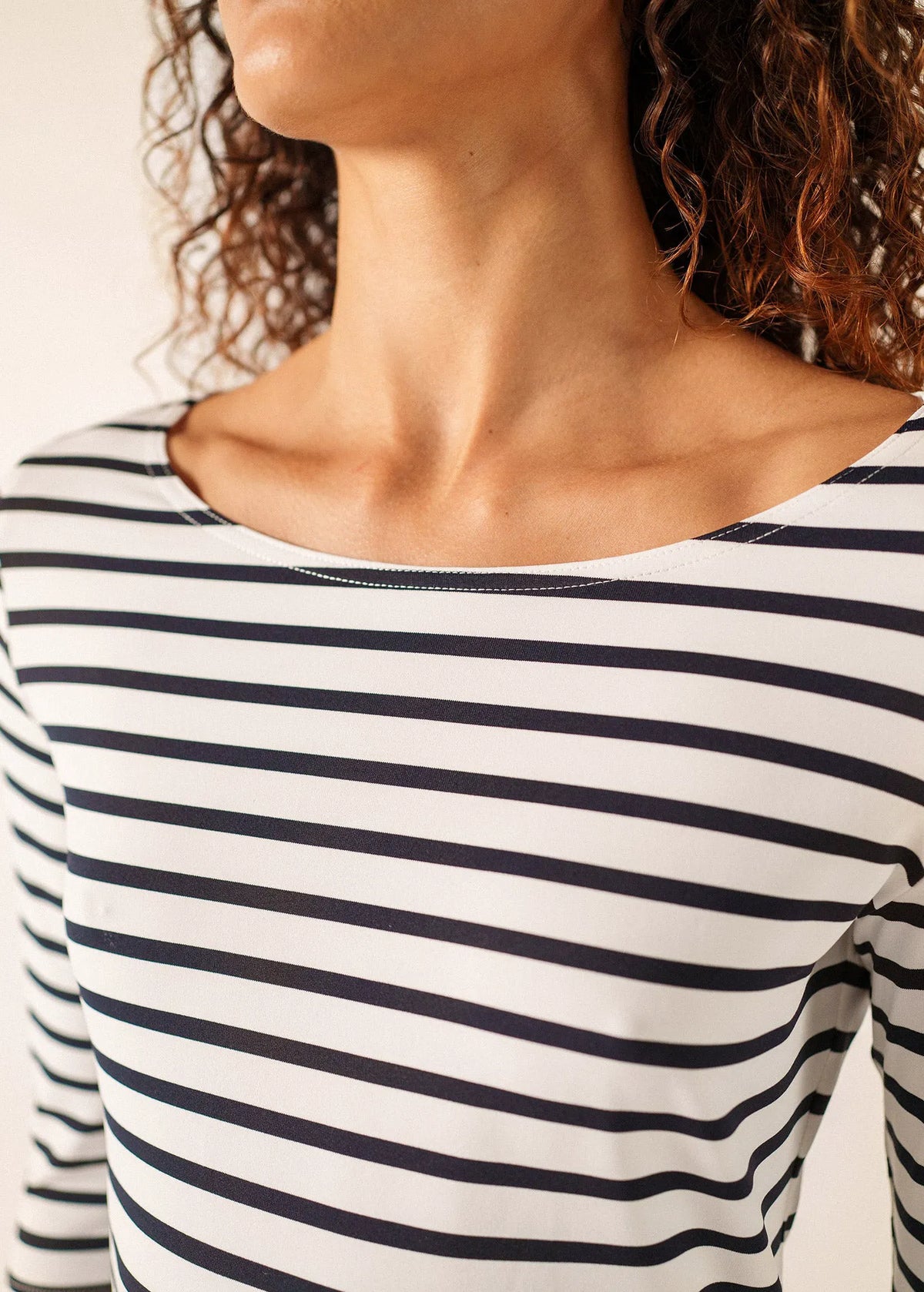WHITE / NAVY