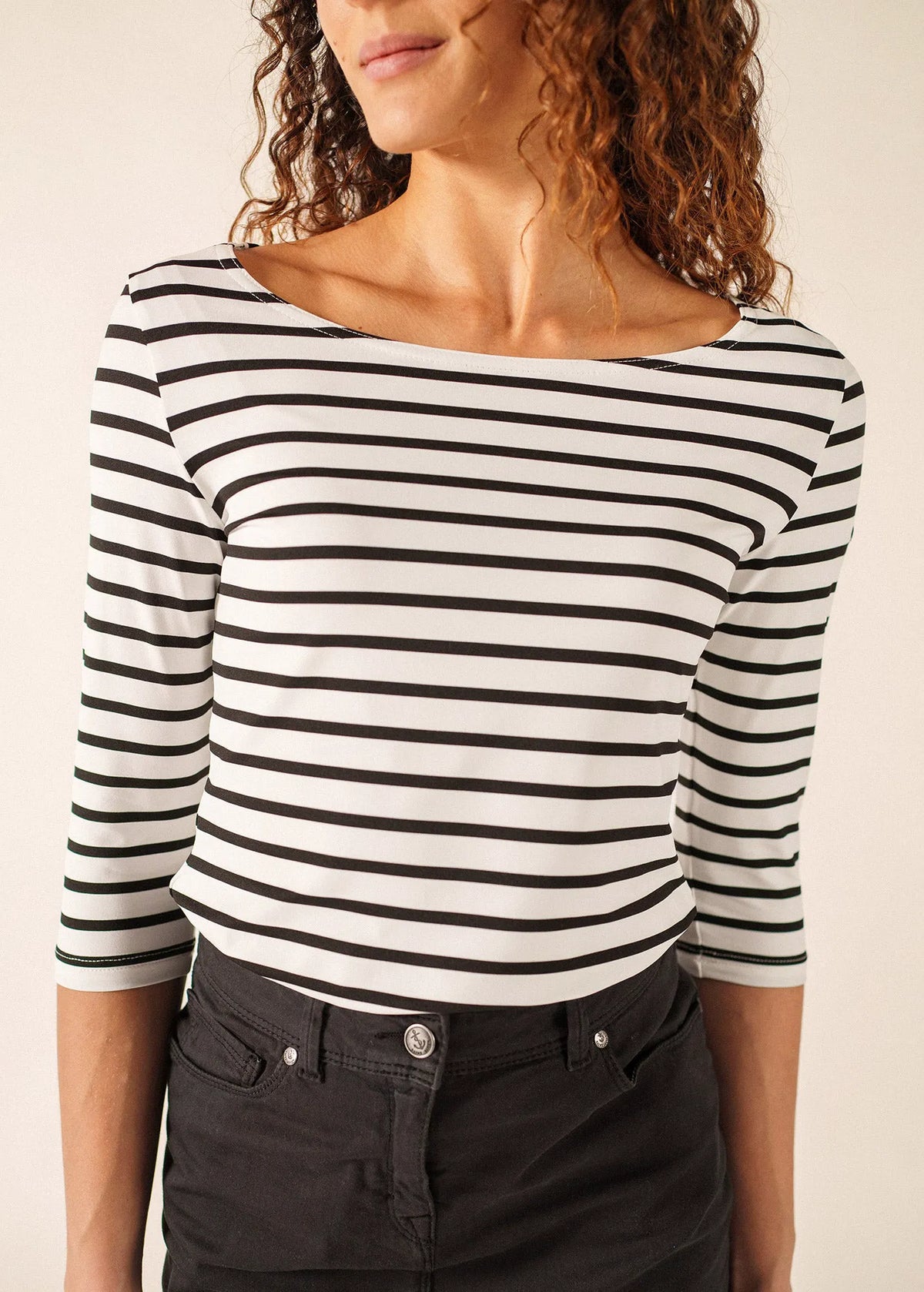 WHITE / BLACK