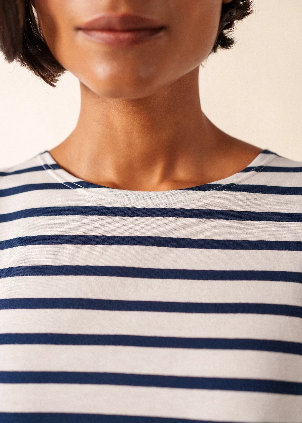 WHITE / NAVY