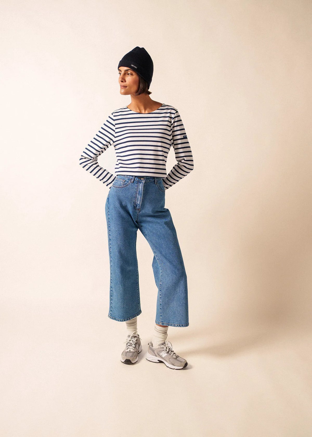 WHITE / NAVY