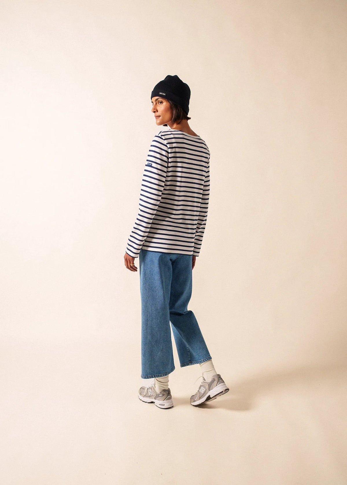 WHITE / NAVY