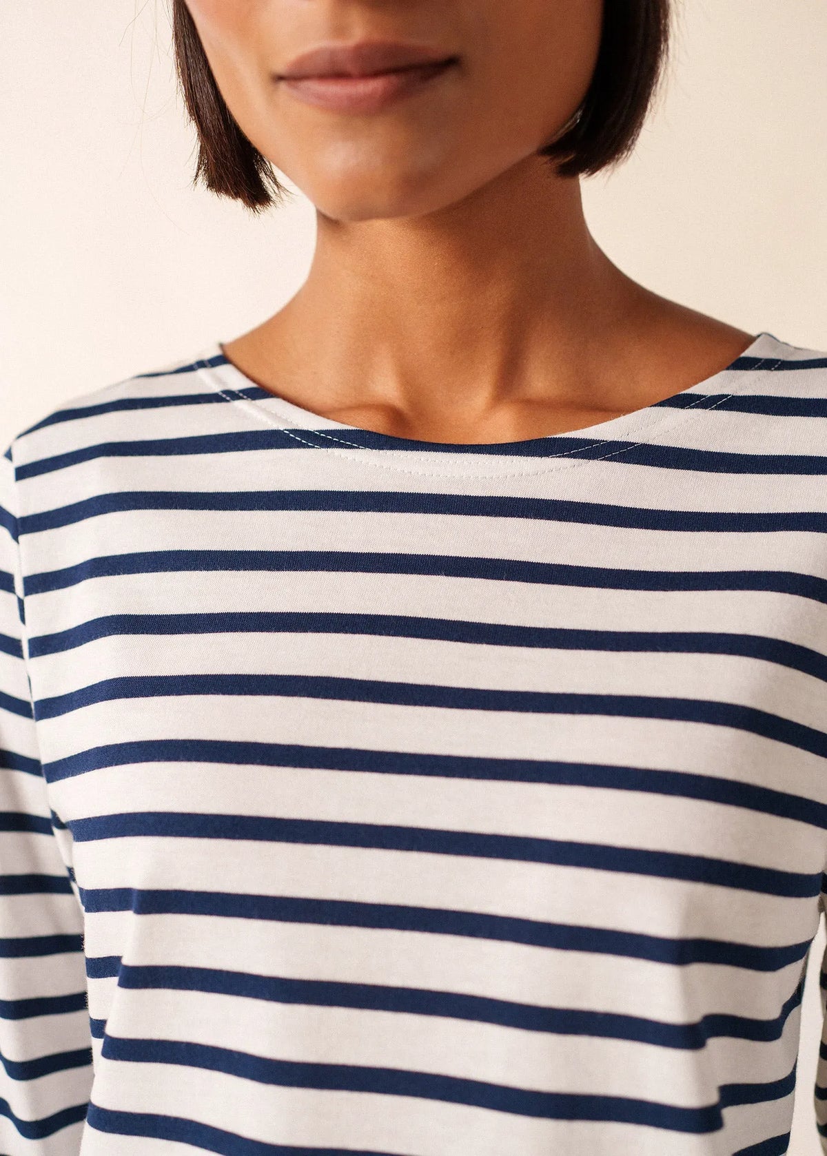 WHITE / NAVY