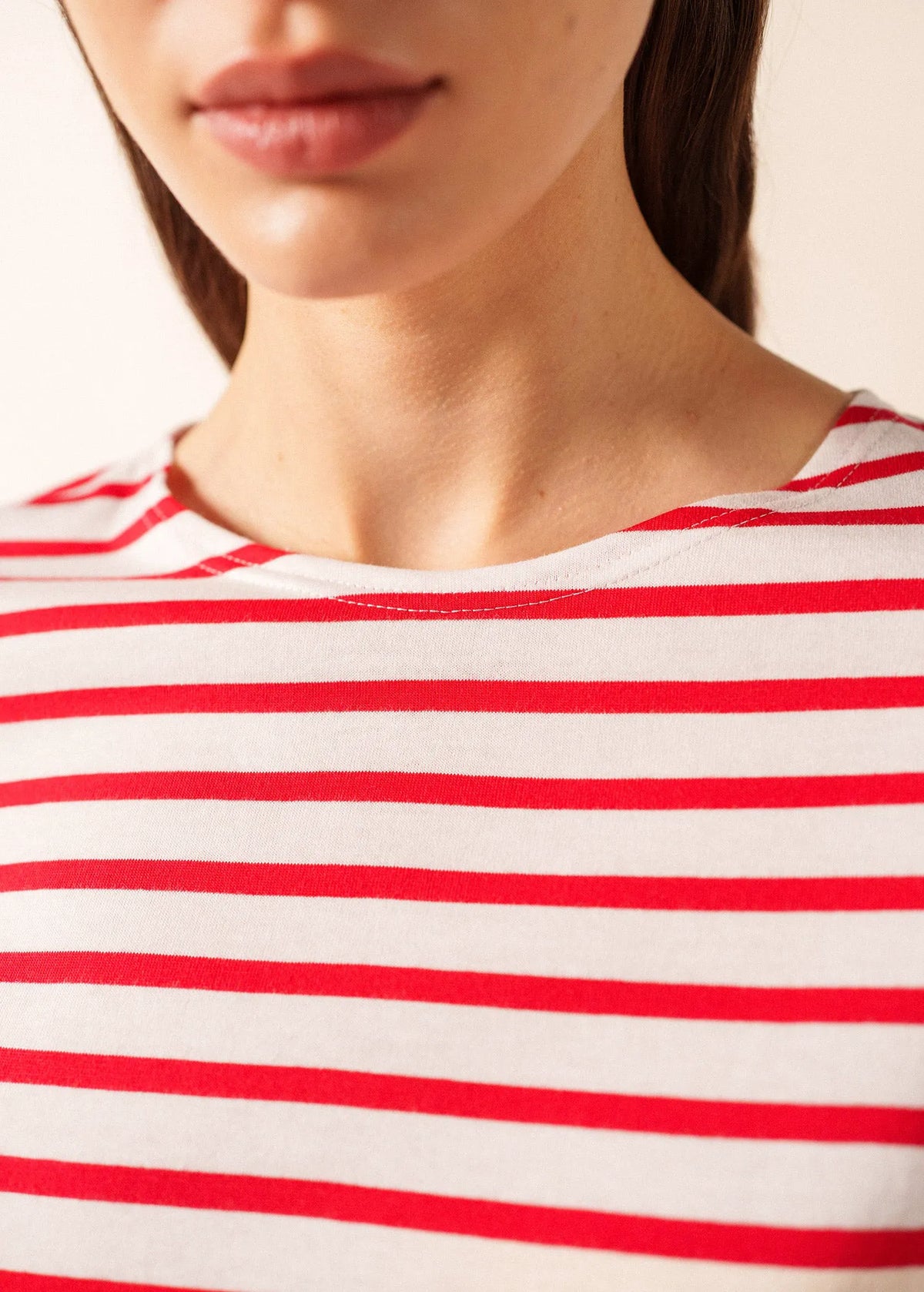 WHITE / RED